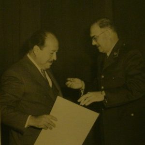 Día_del_maestro._1961._colegio_Leoncio_Prado._El_Coronel_Director_Jorge_Salinas_le_hace_entrega_de_un_reconocimiento_por_sus_10_años_de_servicio_como_maestro