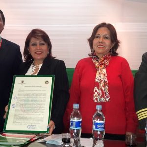 Doris_y_Silvia_Samaniego_reciben_del_alcalde__la_resolución__donde_nombran_Hijo_Ilustre_a_su_señor_padre