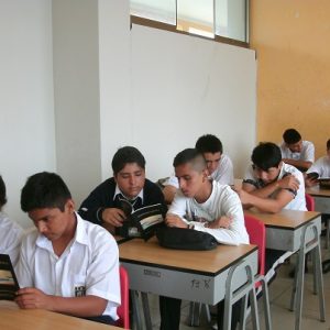 alumnos_del_Bartolome_Herrera_con_la_última_obra_de_Antenor_Samaniego