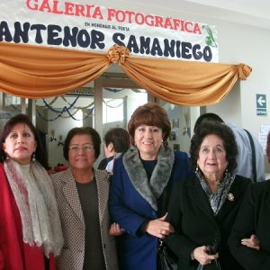 familiares_de_Antenor_Samaniego_visitan_muestra_fotográfica_en_honor_del_poeta