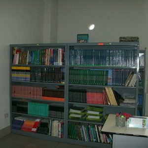 la_bibloteca_cuenta_con_estantería_donada_por_la_familia_del_poeta